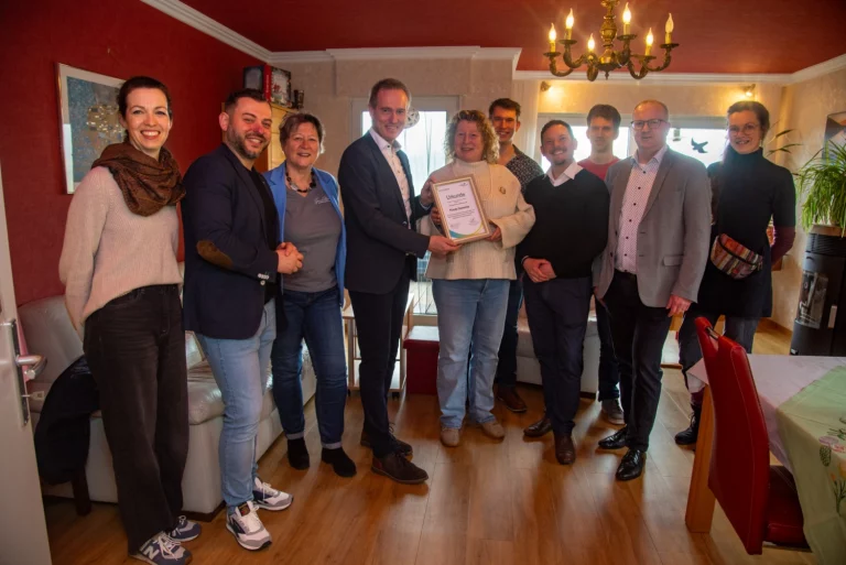 Auf dem 1 Bild sind zu erkennen von L n.r

Jessica Schmitz Waldbaden Holistc Nature und Heimat und Kulturverien Bergfreiheit, Geschäftsführer Wirtschaftsförderung Waldeck Frankenberg Dimitrij Schmalz, Angela Eisenblätter Clusterbeauftragte GrimmHeimat Nordhessen, Landrat Jürgen van der Horst, Theda und Julius, Geschäftsführer Stadtmarketing Dennis Kutschke  Bad Wildungen, Martin Kraft Archeregion und Naturpark Kellerwald Edersee, Bürgermeister Ralf Gutheil und Lia.